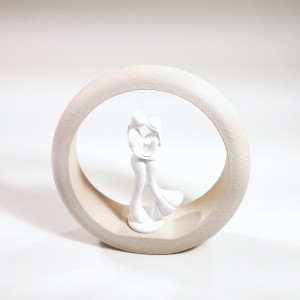 Anello resina tortora con statua abbraccio piccola