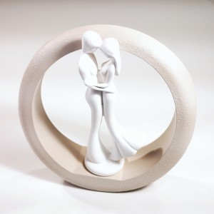 Anello resina tortora con statua abbraccio grande