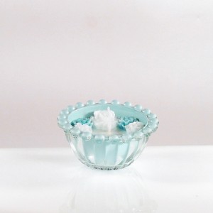 Candela profumata in vetro vernice laccata tiffany con roselline in cera