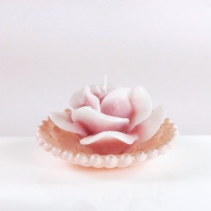 Rosa cera rosa-antico con piattino in vetro laccato rosa