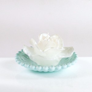 Rosa cera bianca con piattino in vetro laccato tiffany