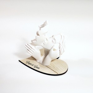 Statua bacio piccola resina bianca base cuore legno avorio