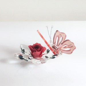 Farfalla su fiore plex rosegold e cristallo con rosa stabilizzata