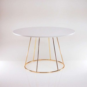 Alzata grande base in metallo dorato con piano in plex bianco